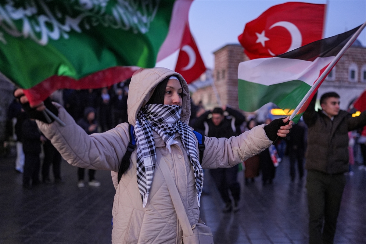 İstanbul'da tarihi Gazze yürüyüşü: Binler Galata Köprüsü'nde buluştu