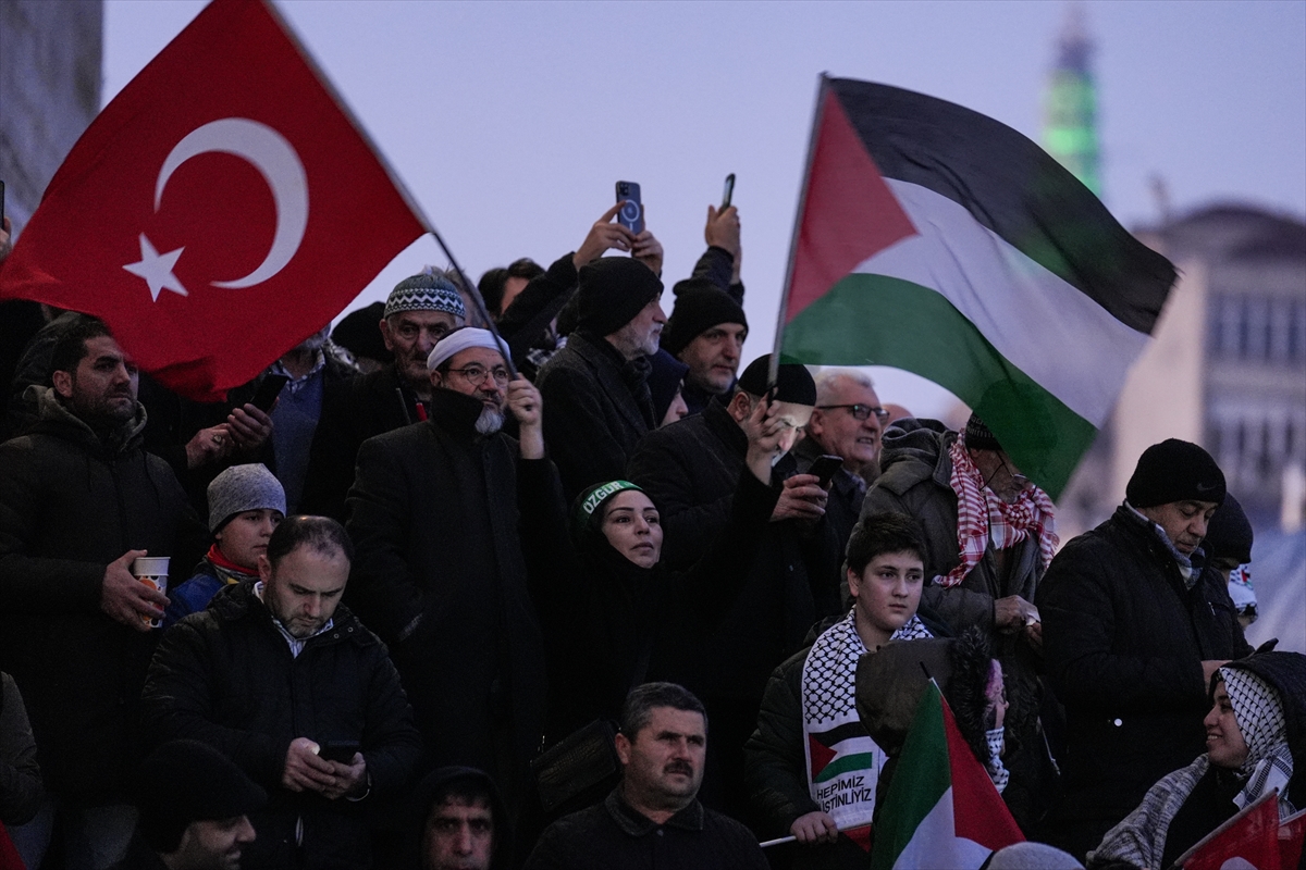 İstanbul'da tarihi Gazze yürüyüşü: Binler Galata Köprüsü'nde buluştu