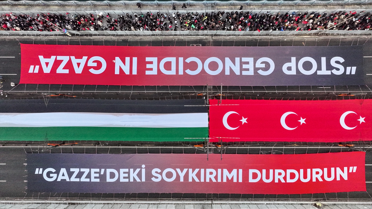 İstanbul'da tarihi Gazze yürüyüşü: Binler Galata Köprüsü'nde buluştu