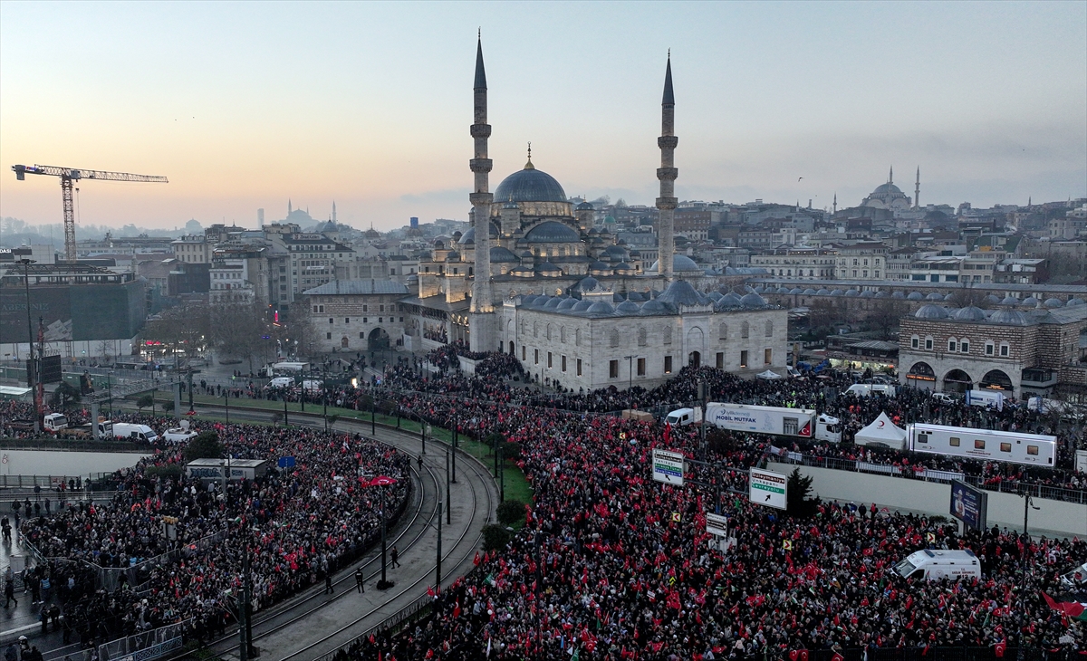 İstanbul'da tarihi Gazze yürüyüşü: Binler Galata Köprüsü'nde buluştu