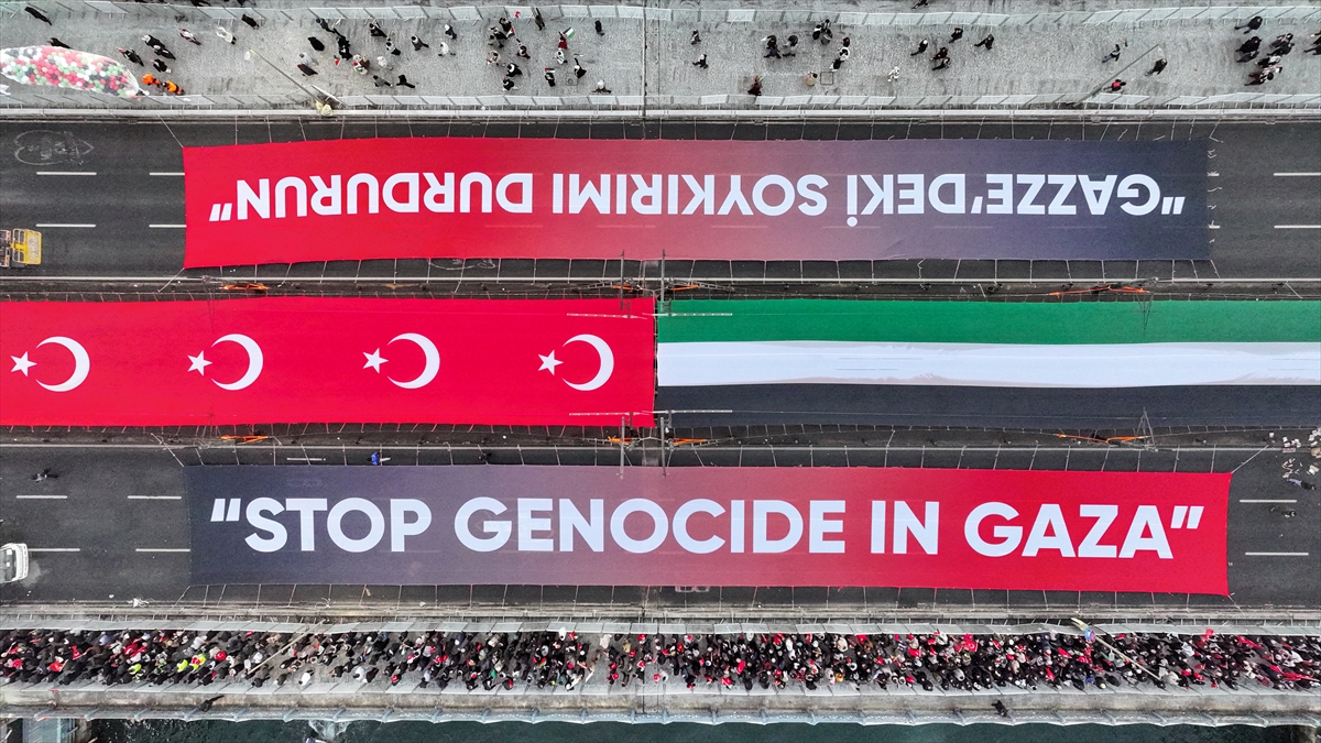 İstanbul'da tarihi Gazze yürüyüşü: Binler Galata Köprüsü'nde buluştu