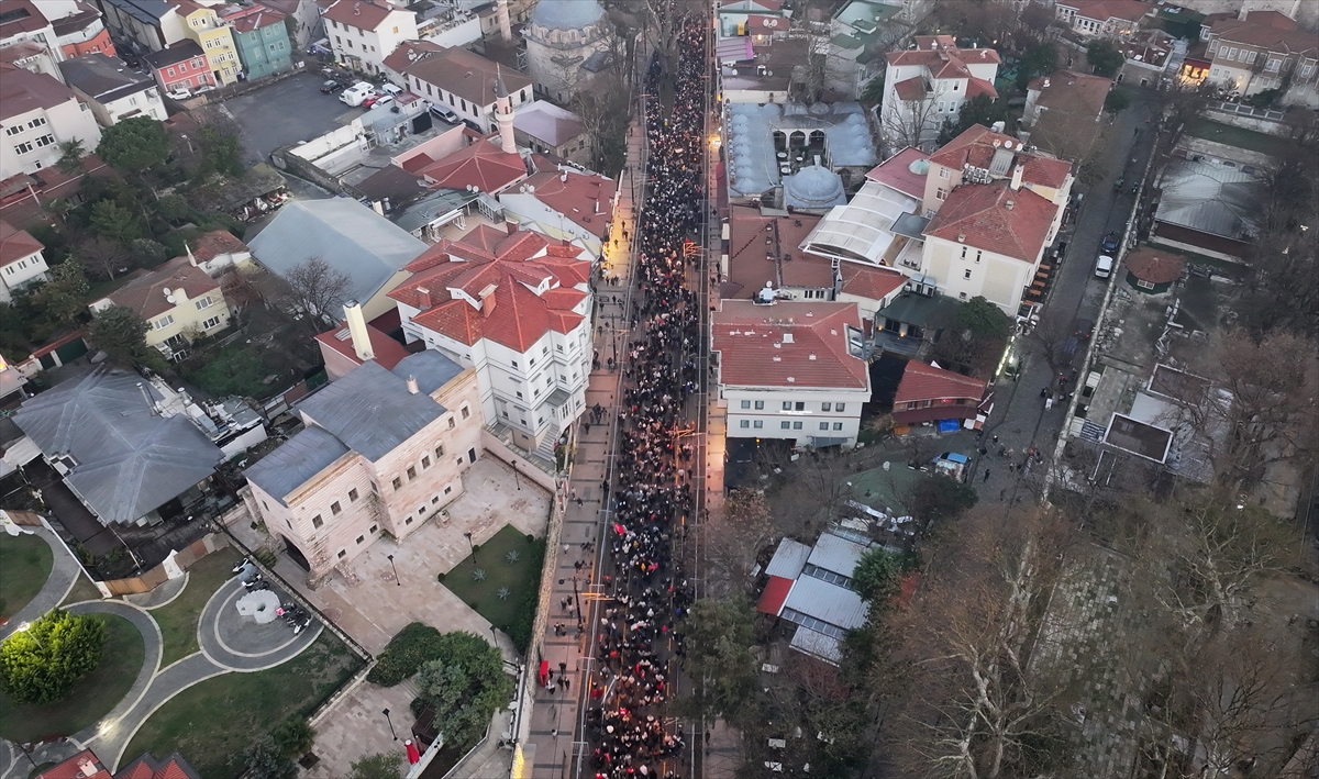 İstanbul'da tarihi Gazze yürüyüşü: Binler Galata Köprüsü'nde buluştu