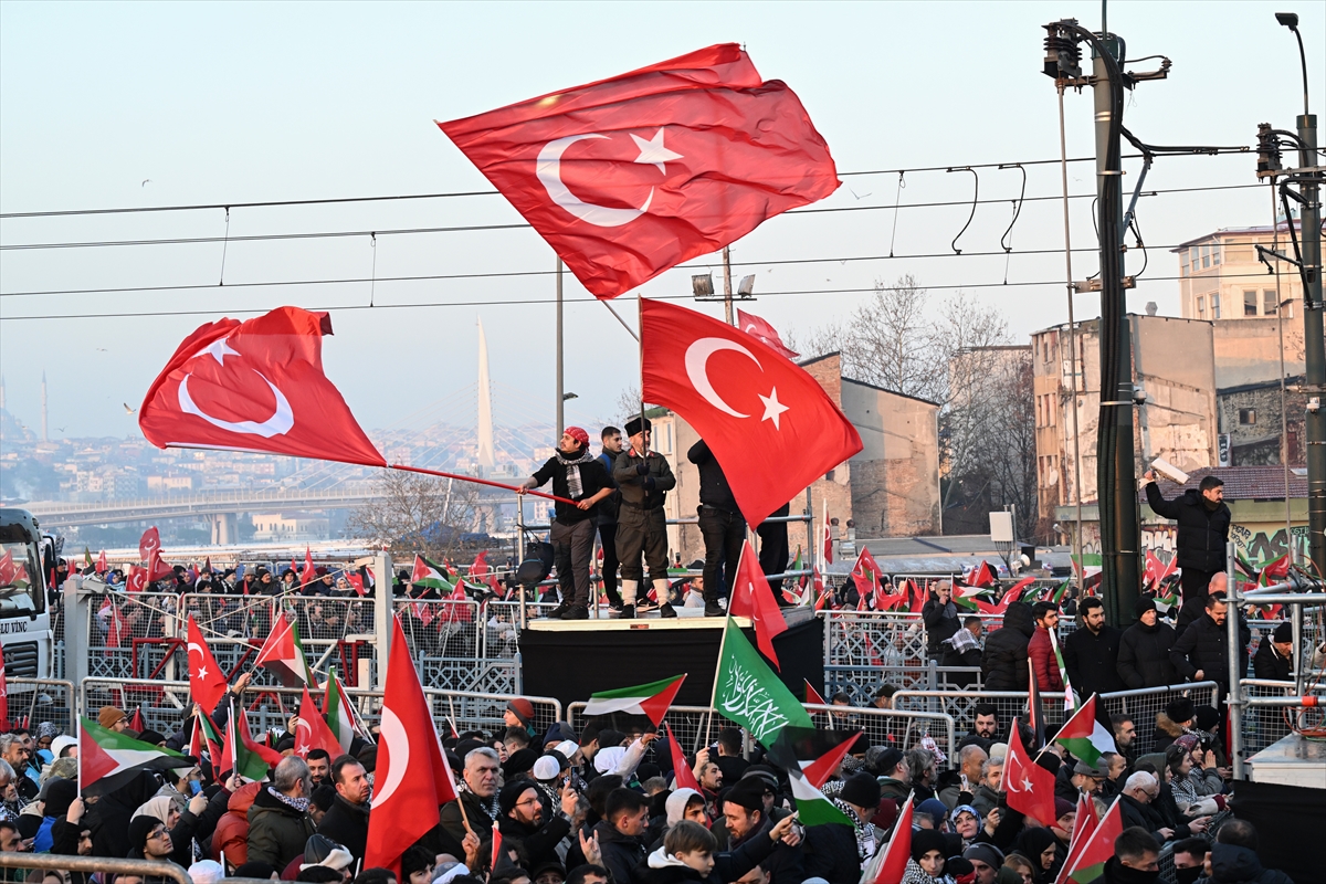 İstanbul'da tarihi Gazze yürüyüşü: Binler Galata Köprüsü'nde buluştu
