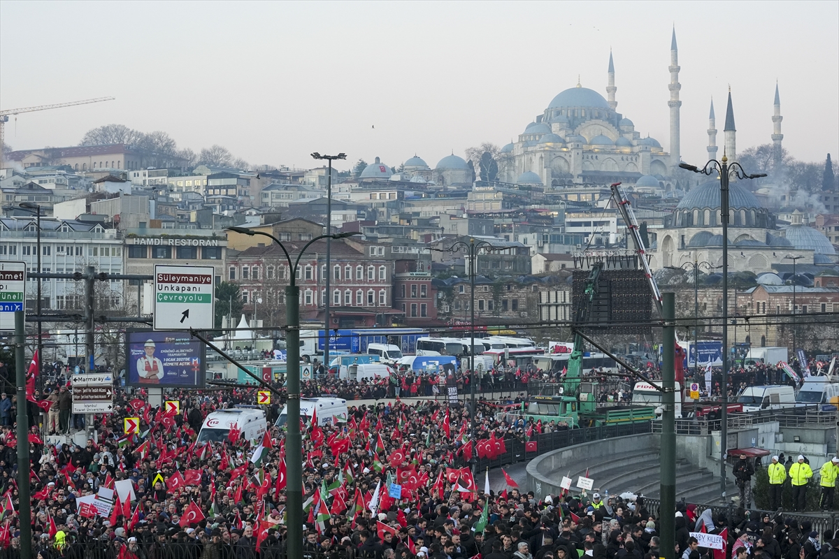 İstanbul'da tarihi Gazze yürüyüşü: Binler Galata Köprüsü'nde buluştu