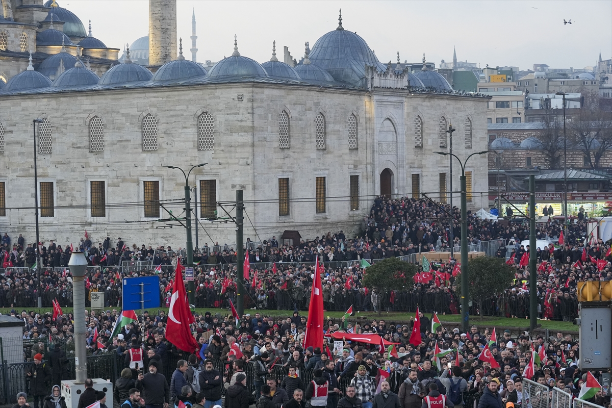 İstanbul'da tarihi Gazze yürüyüşü: Binler Galata Köprüsü'nde buluştu