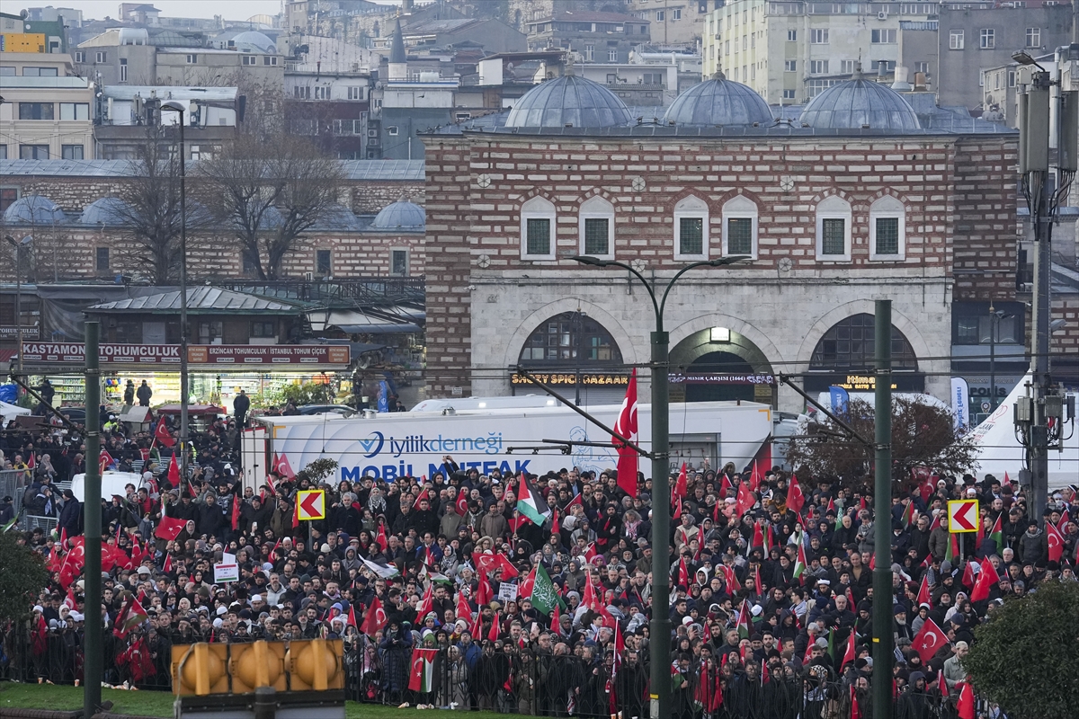 İstanbul'da tarihi Gazze yürüyüşü: Binler Galata Köprüsü'nde buluştu
