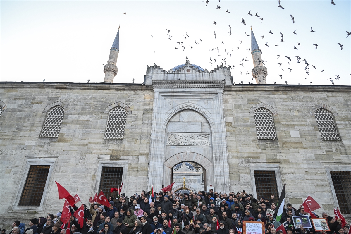 İstanbul'da tarihi Gazze yürüyüşü: Binler Galata Köprüsü'nde buluştu