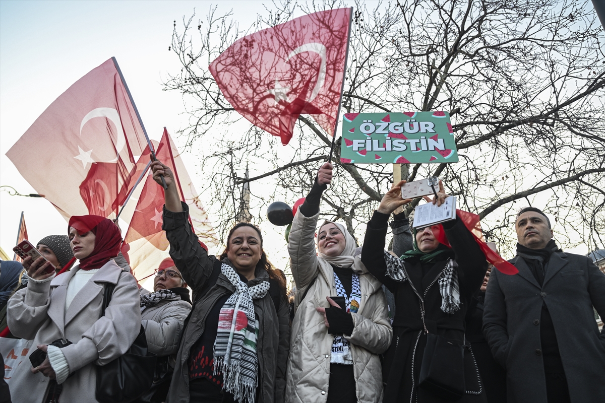 İstanbul'da tarihi Gazze yürüyüşü: Binler Galata Köprüsü'nde buluştu