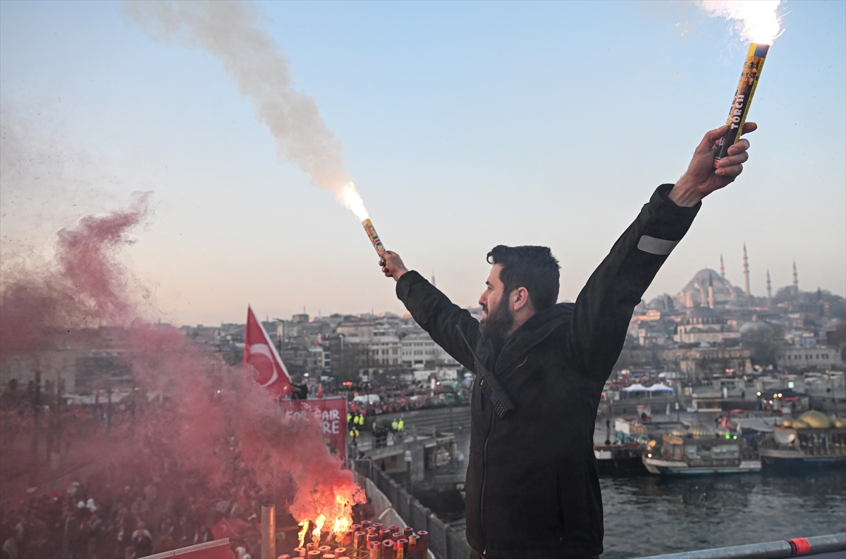 İstanbul'da tarihi Gazze yürüyüşü: Binler Galata Köprüsü'nde buluştu