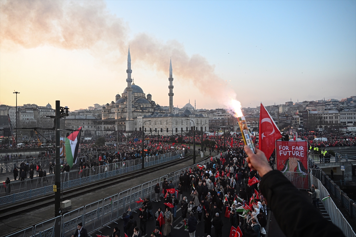 İstanbul'da tarihi Gazze yürüyüşü: Binler Galata Köprüsü'nde buluştu