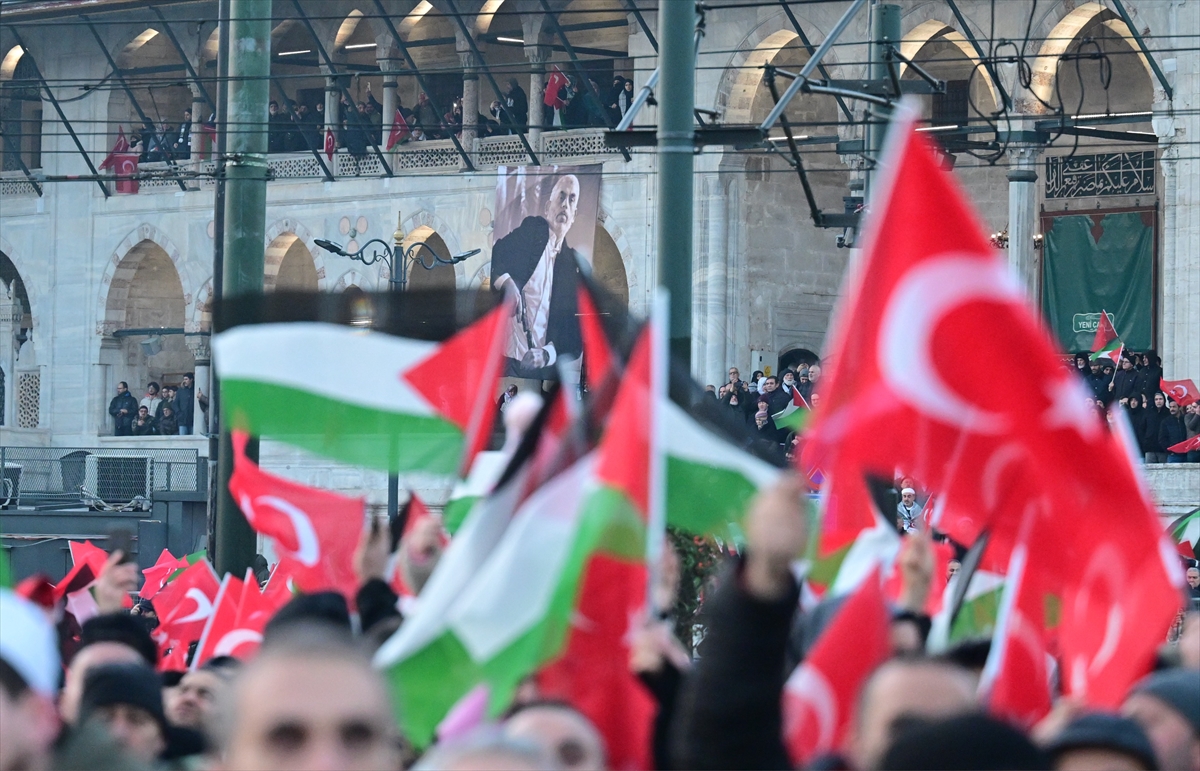 İstanbul'da tarihi Gazze yürüyüşü: Binler Galata Köprüsü'nde buluştu