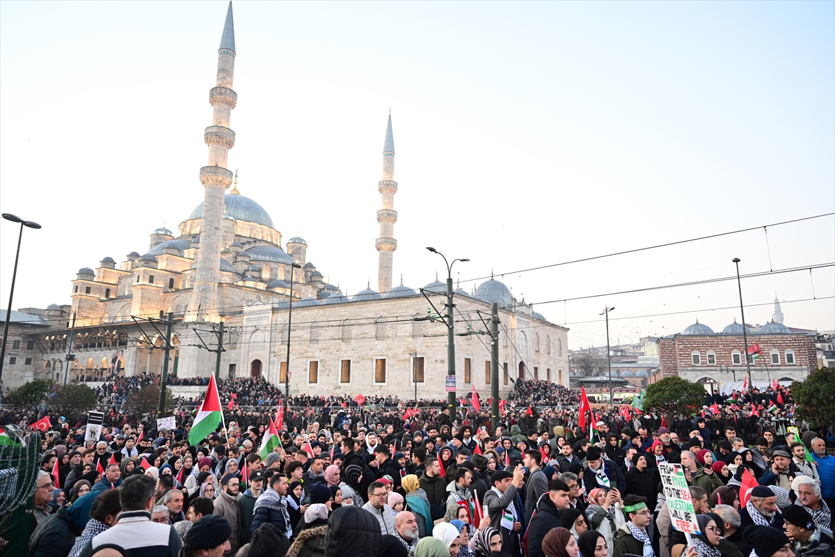 İstanbul'da tarihi Gazze yürüyüşü: Binler Galata Köprüsü'nde buluştu