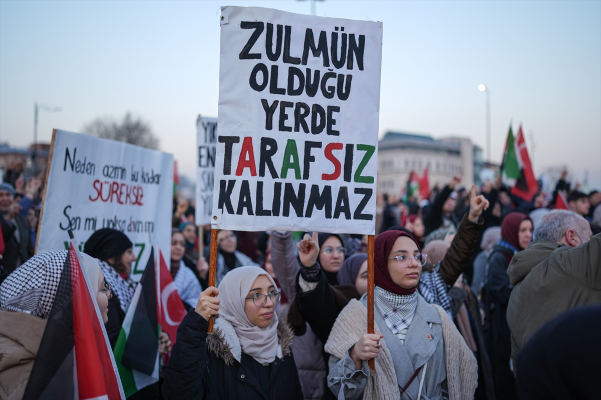 İstanbul'da tarihi Gazze yürüyüşü: Binler Galata Köprüsü'nde buluştu