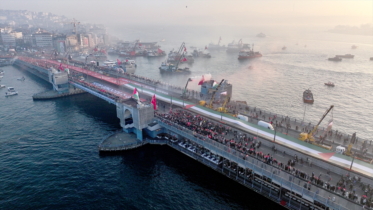 İstanbul'da tarihi Gazze yürüyüşü: Binler Galata Köprüsü'nde buluştu