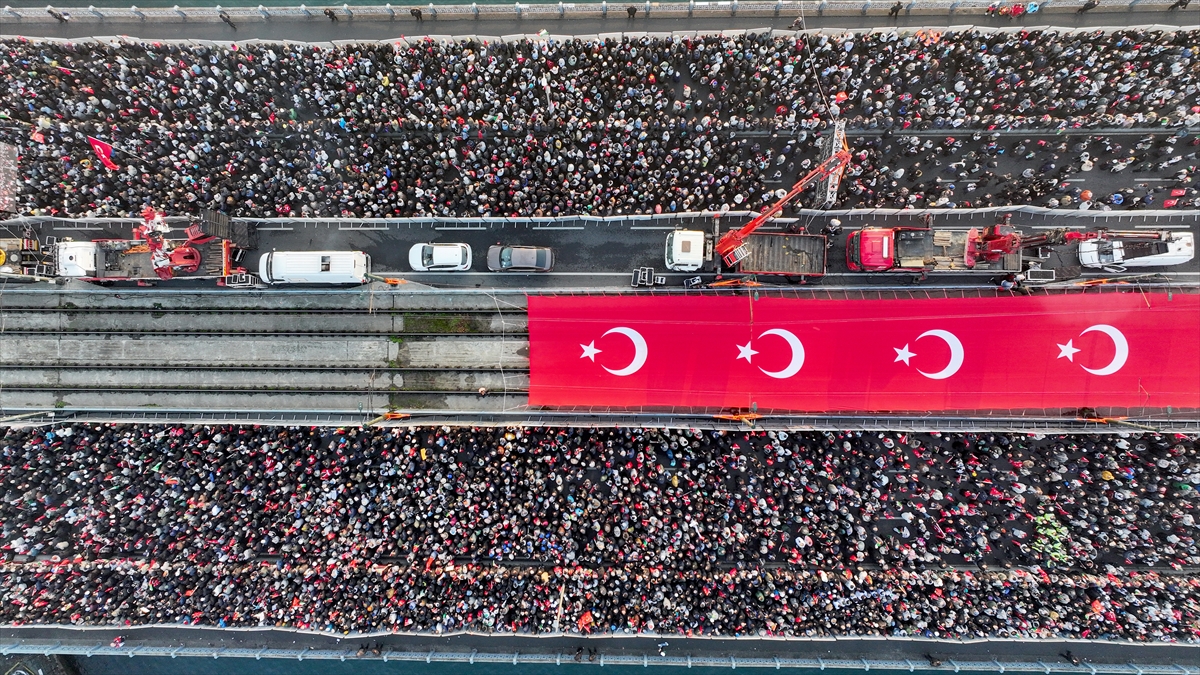 İstanbul'da tarihi Gazze yürüyüşü: Binler Galata Köprüsü'nde buluştu