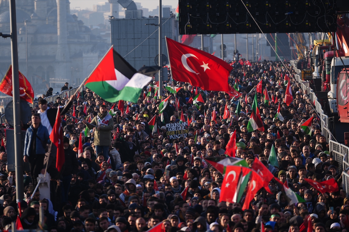 İstanbul'da tarihi Gazze yürüyüşü: Binler Galata Köprüsü'nde buluştu