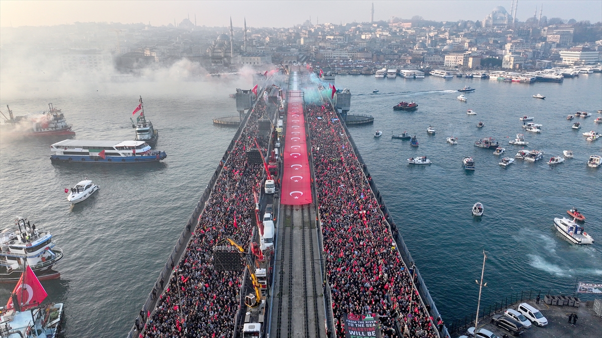 İstanbul'da tarihi Gazze yürüyüşü: Binler Galata Köprüsü'nde buluştu