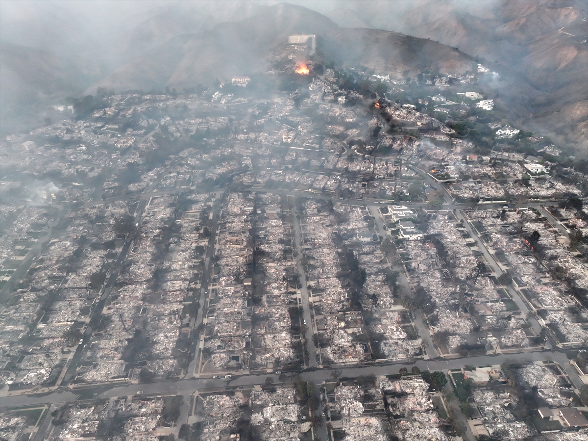 Los Angeles'taki yangının boyutu gözler önüne serildi