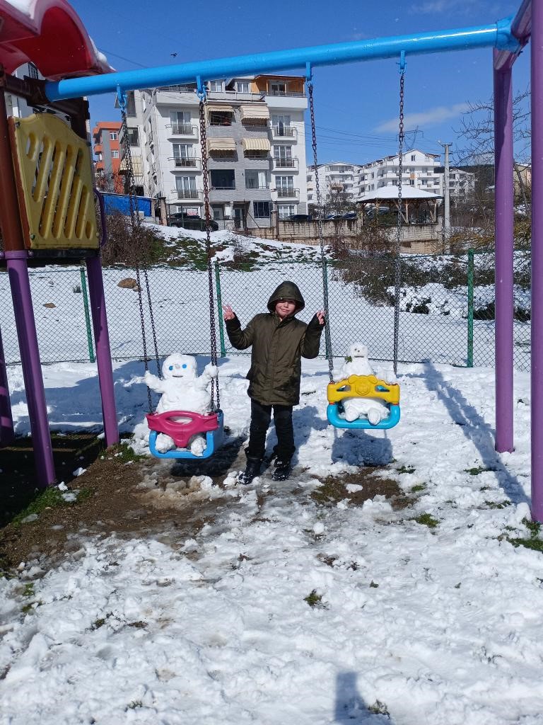Kocaeli'de kar sonrası sokaklar, açık hava müzesine döndü