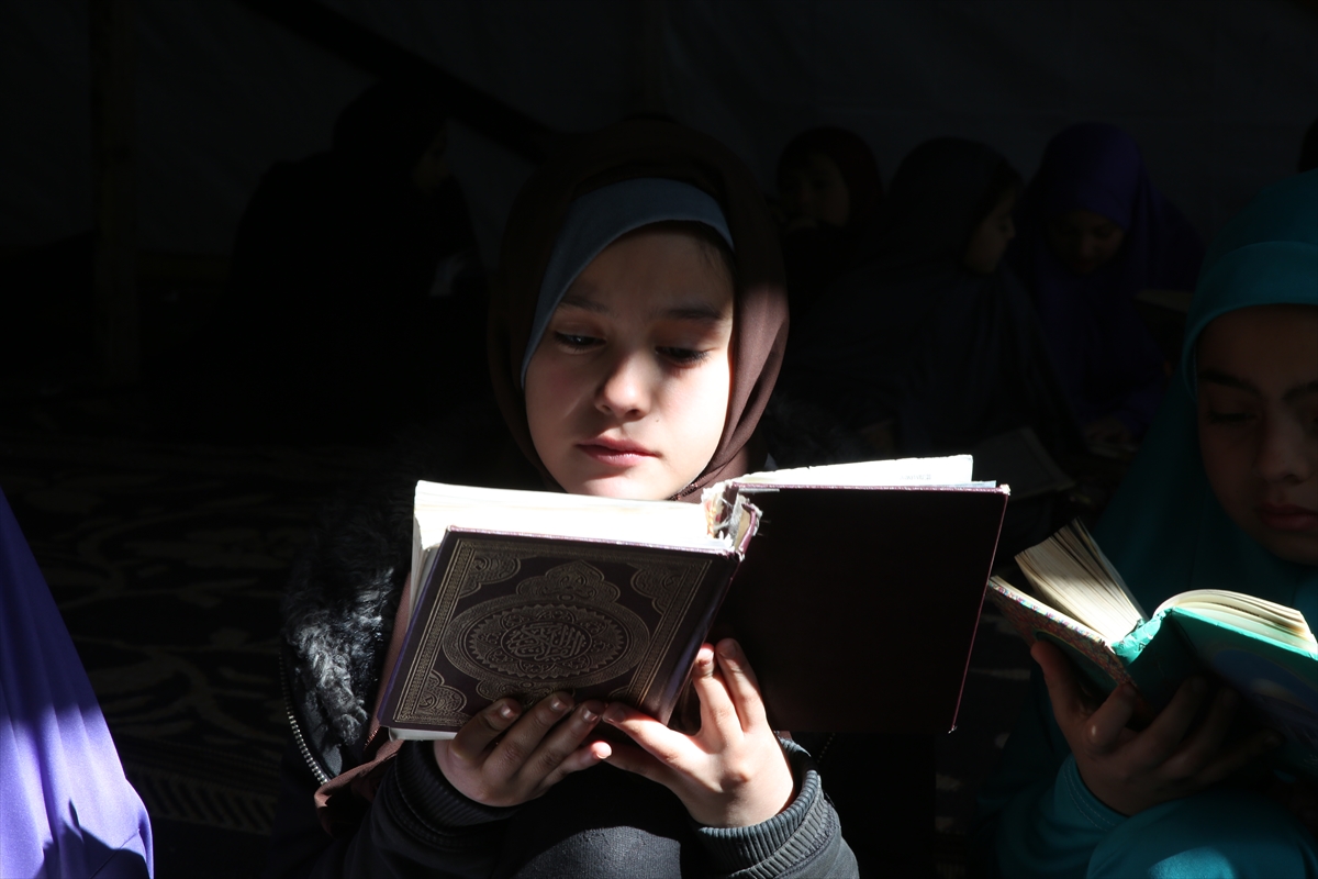 Gazze'de okulları yıkılan kız çocukları kuran eğitimini çadırda alıyor
