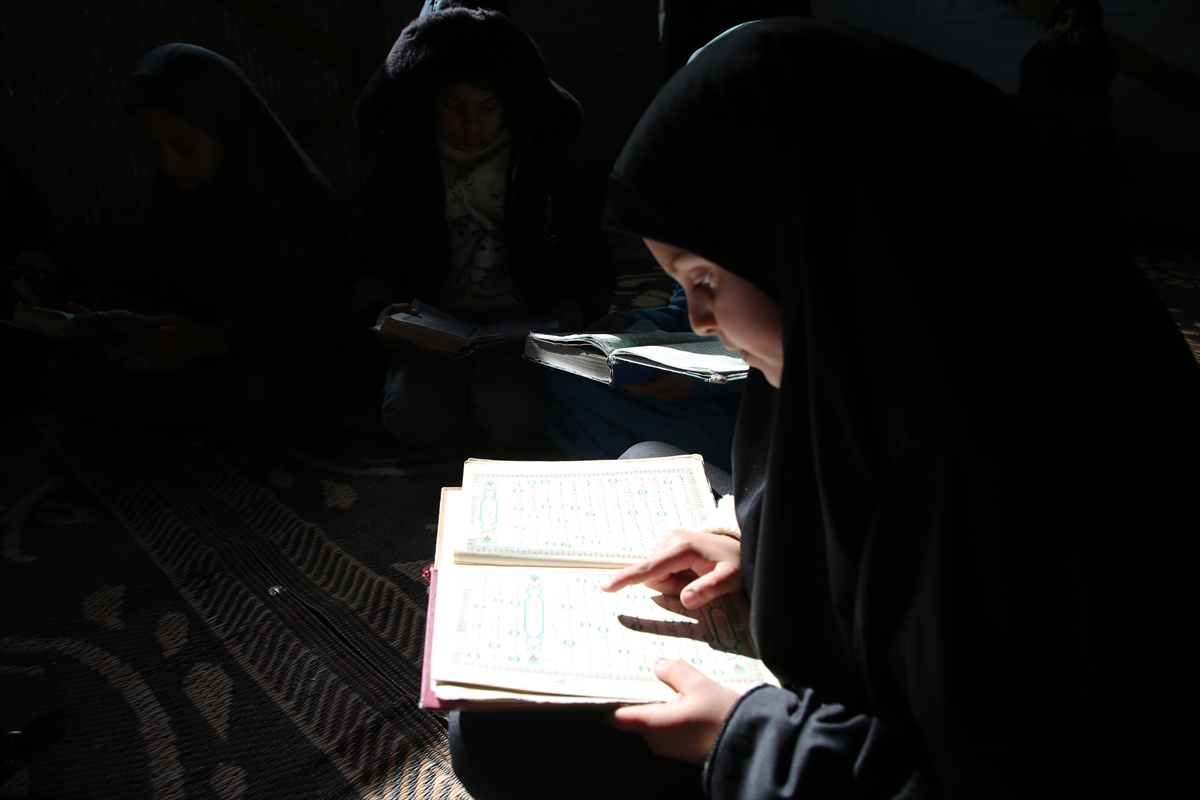 Gazze'de okulları yıkılan kız çocukları kuran eğitimini çadırda alıyor