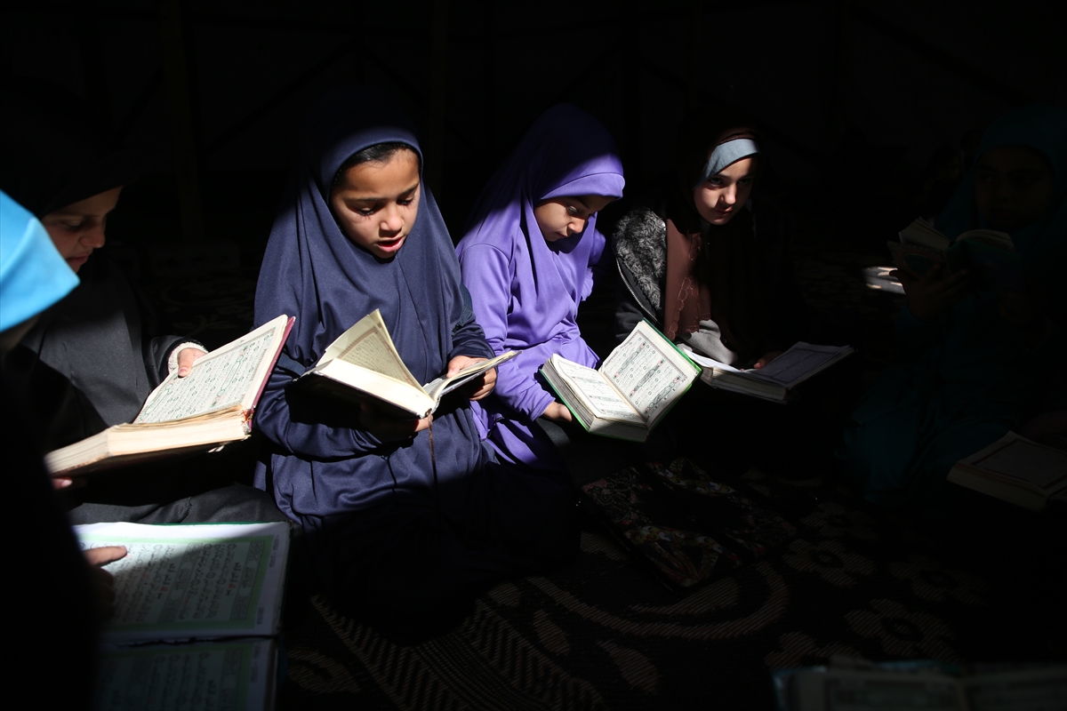 Gazze'de okulları yıkılan kız çocukları kuran eğitimini çadırda alıyor