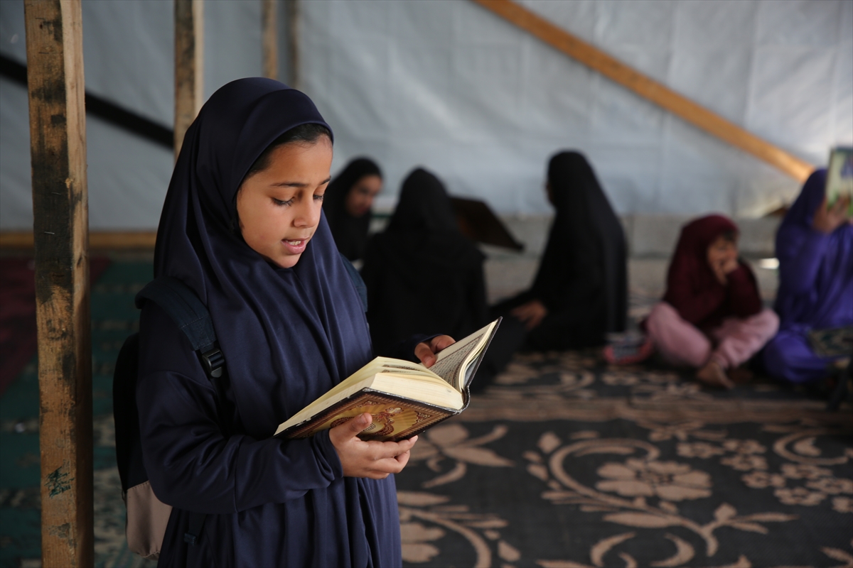 Gazze'de okulları yıkılan kız çocukları kuran eğitimini çadırda alıyor