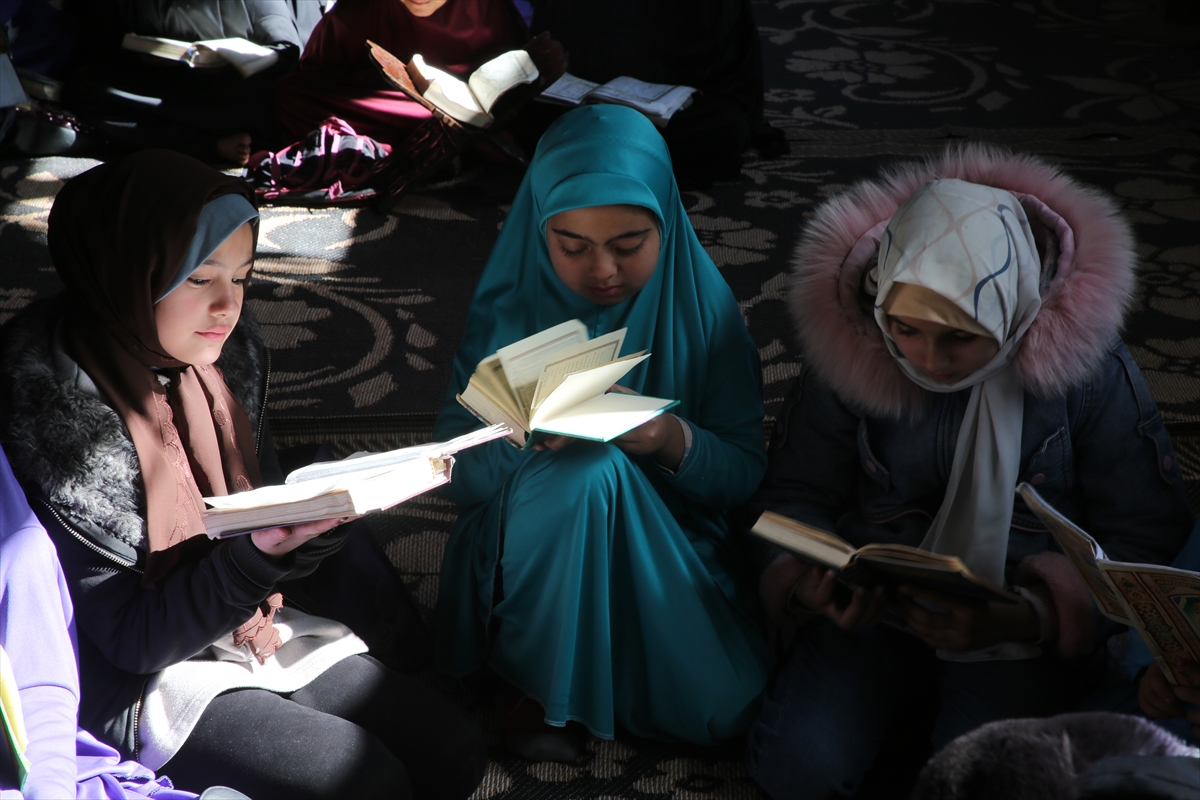 Gazze'de okulları yıkılan kız çocukları kuran eğitimini çadırda alıyor