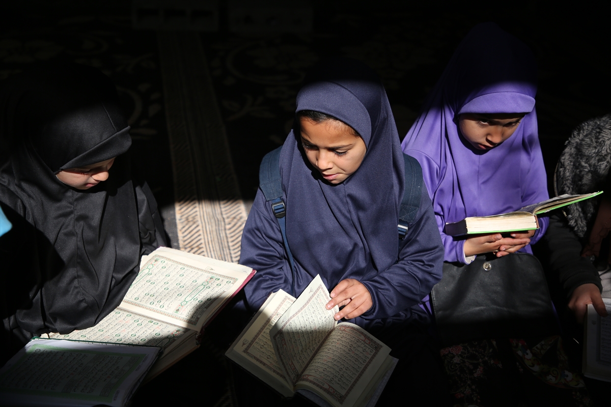 Gazze'de okulları yıkılan kız çocukları kuran eğitimini çadırda alıyor