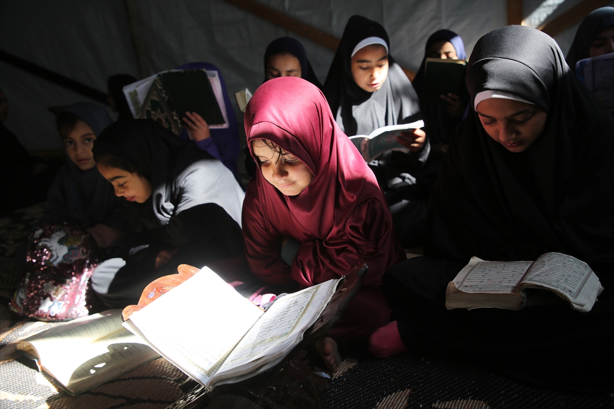 Gazze'de okulları yıkılan kız çocukları kuran eğitimini çadırda alıyor