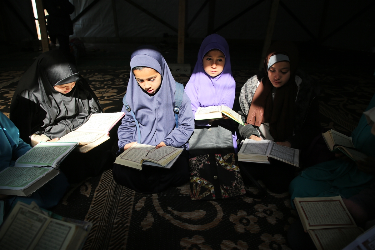 Gazze'de okulları yıkılan kız çocukları kuran eğitimini çadırda alıyor