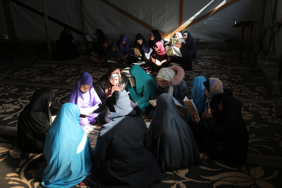 Gazze'de okulları yıkılan kız çocukları kuran eğitimini çadırda alıyor
