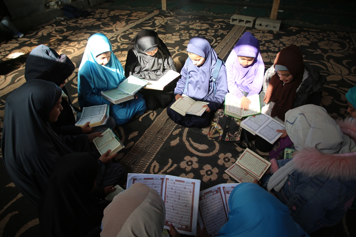 Gazze'de okulları yıkılan kız çocukları kuran eğitimini çadırda alıyor