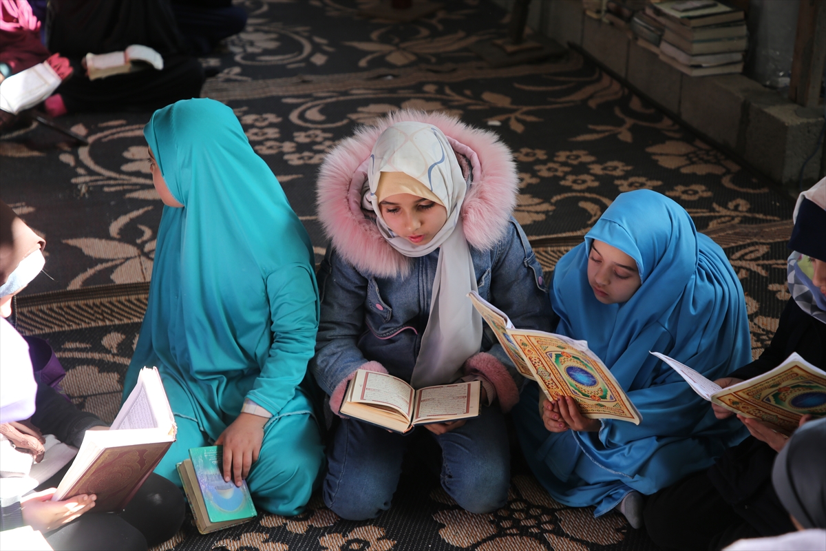 Gazze'de okulları yıkılan kız çocukları kuran eğitimini çadırda alıyor