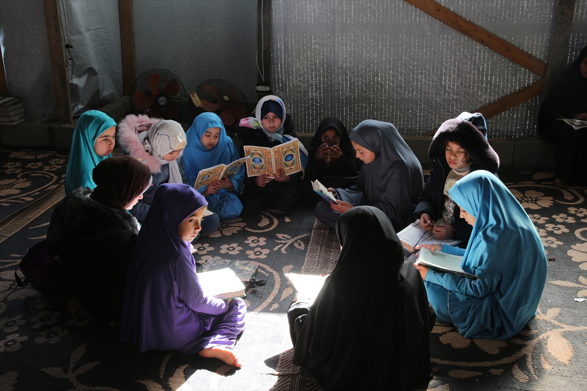 Gazze'de okulları yıkılan kız çocukları kuran eğitimini çadırda alıyor