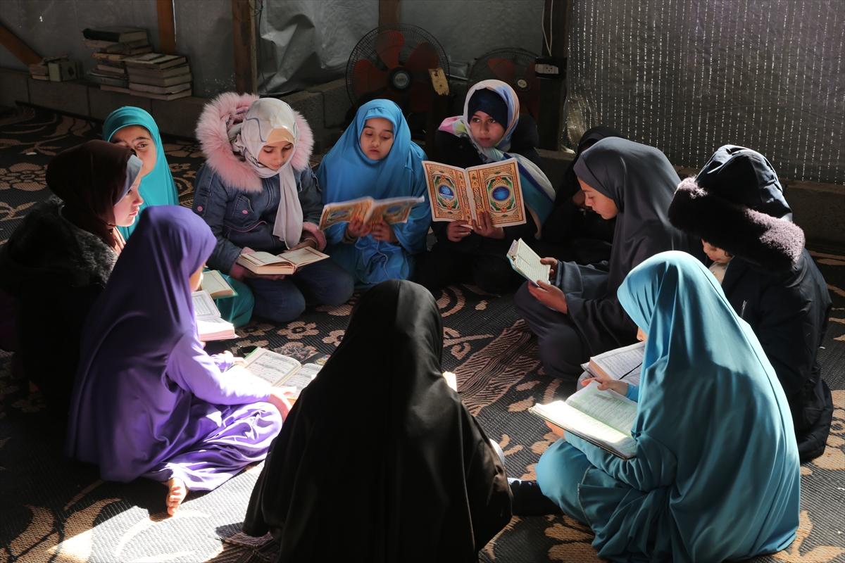 Gazze'de okulları yıkılan kız çocukları kuran eğitimini çadırda alıyor