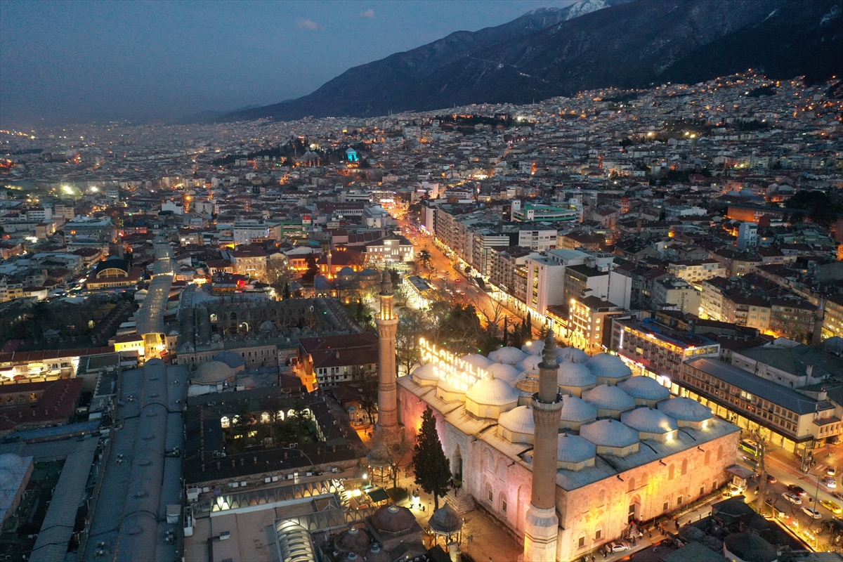 Ramazan'ı süsleyen mahyalar asıldı
