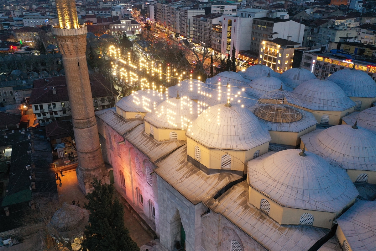 Ramazan'ı süsleyen mahyalar asıldı