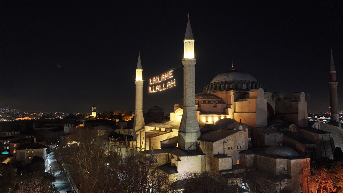 Ramazan'ı süsleyen mahyalar asıldı