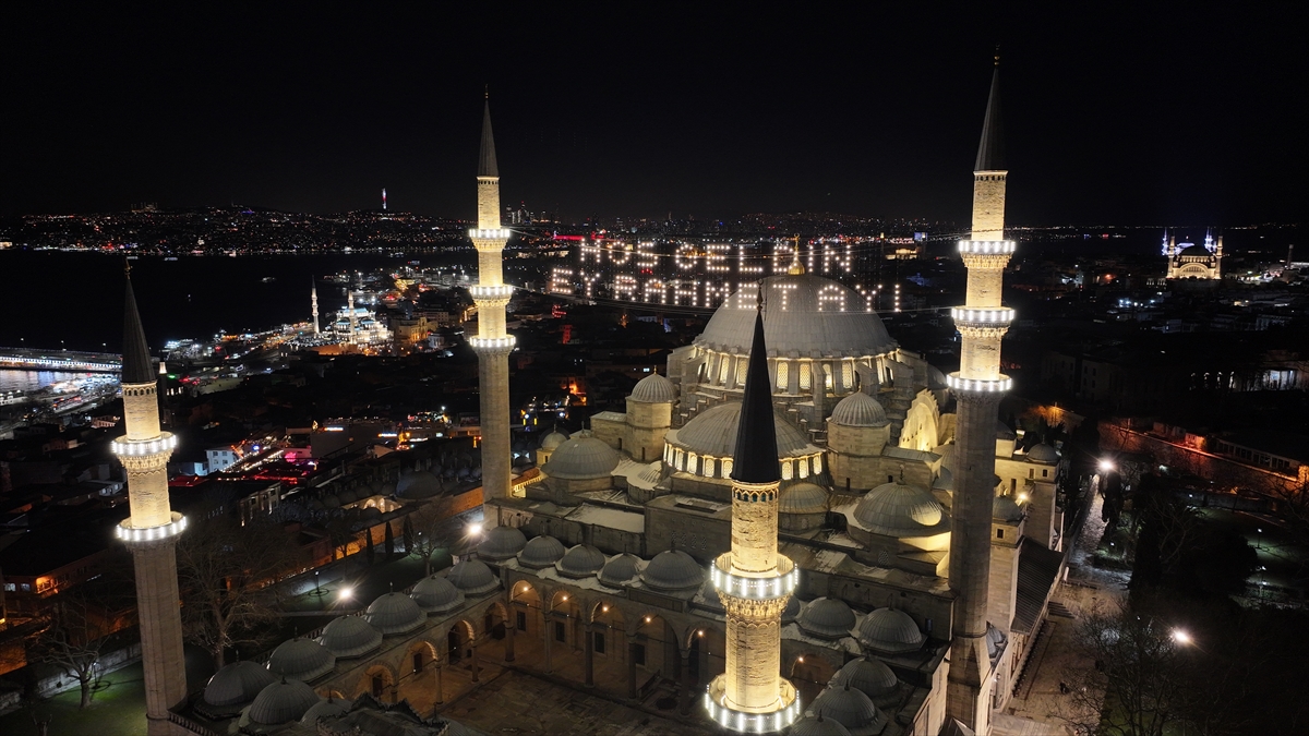 Ramazan'ı süsleyen mahyalar asıldı
