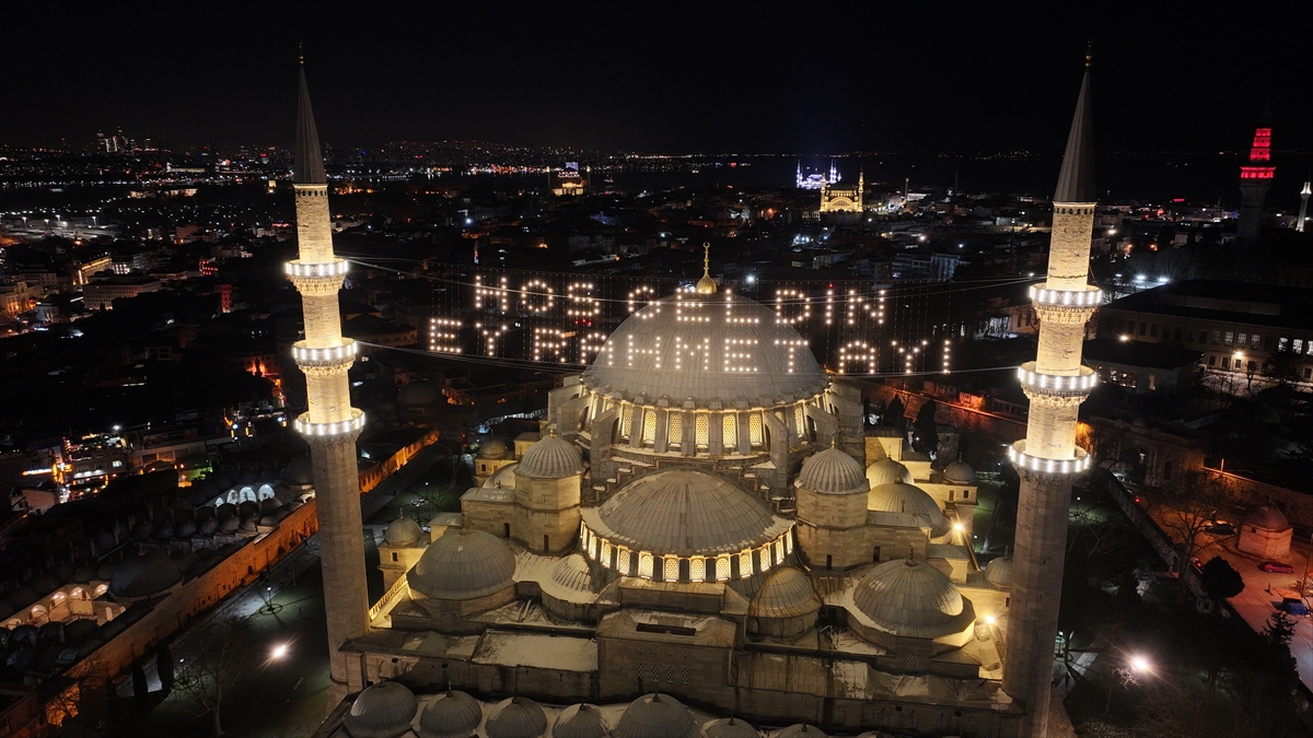 Ramazan'ı süsleyen mahyalar asıldı