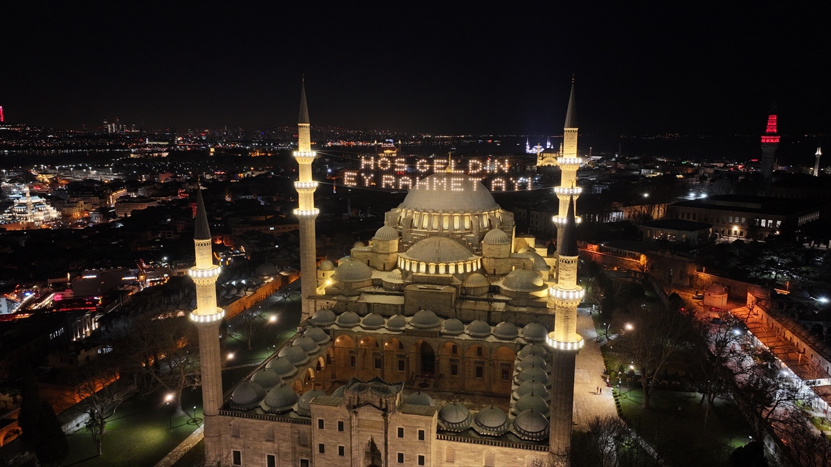 Ramazan'ı süsleyen mahyalar asıldı