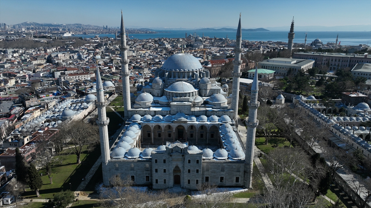 Ramazan'ı süsleyen mahyalar asıldı