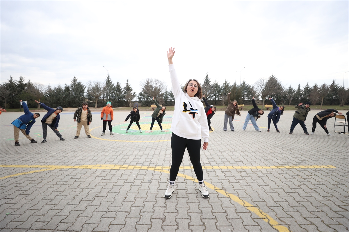 Kırklareli'nde öğrenciler, obeziteye karşı spor yapıyor