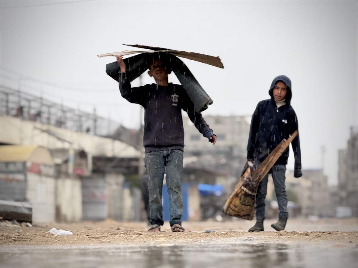 Gazze'de etkili olan yağmur ve soğuk hava Filistinlileri olumsuz etkiledi