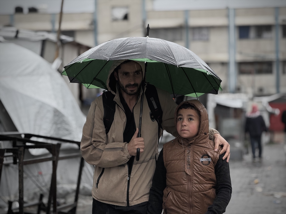 Gazze'de etkili olan yağmur ve soğuk hava Filistinlileri olumsuz etkiledi