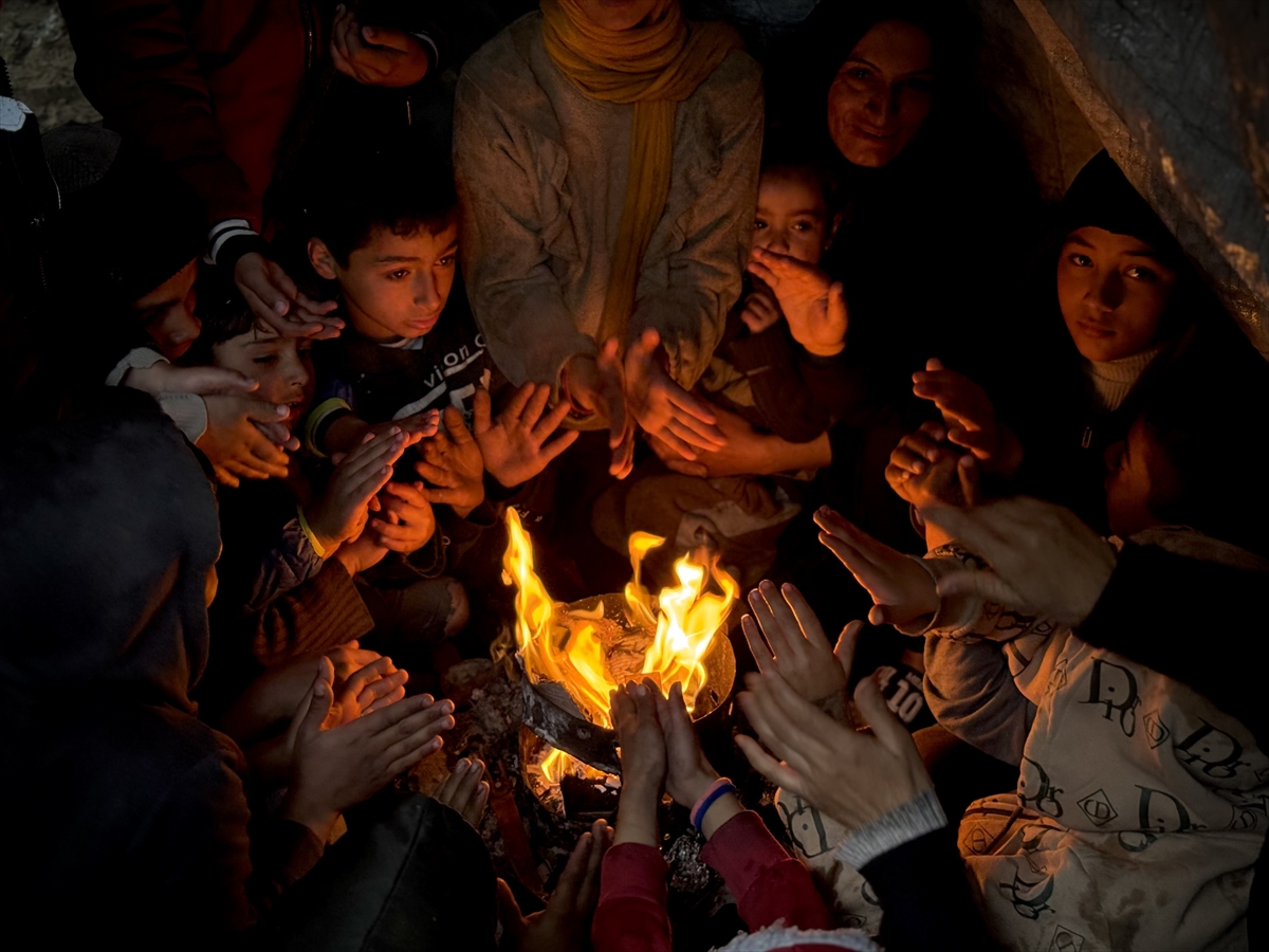 Gazze'de etkili olan yağmur ve soğuk hava Filistinlileri olumsuz etkiledi