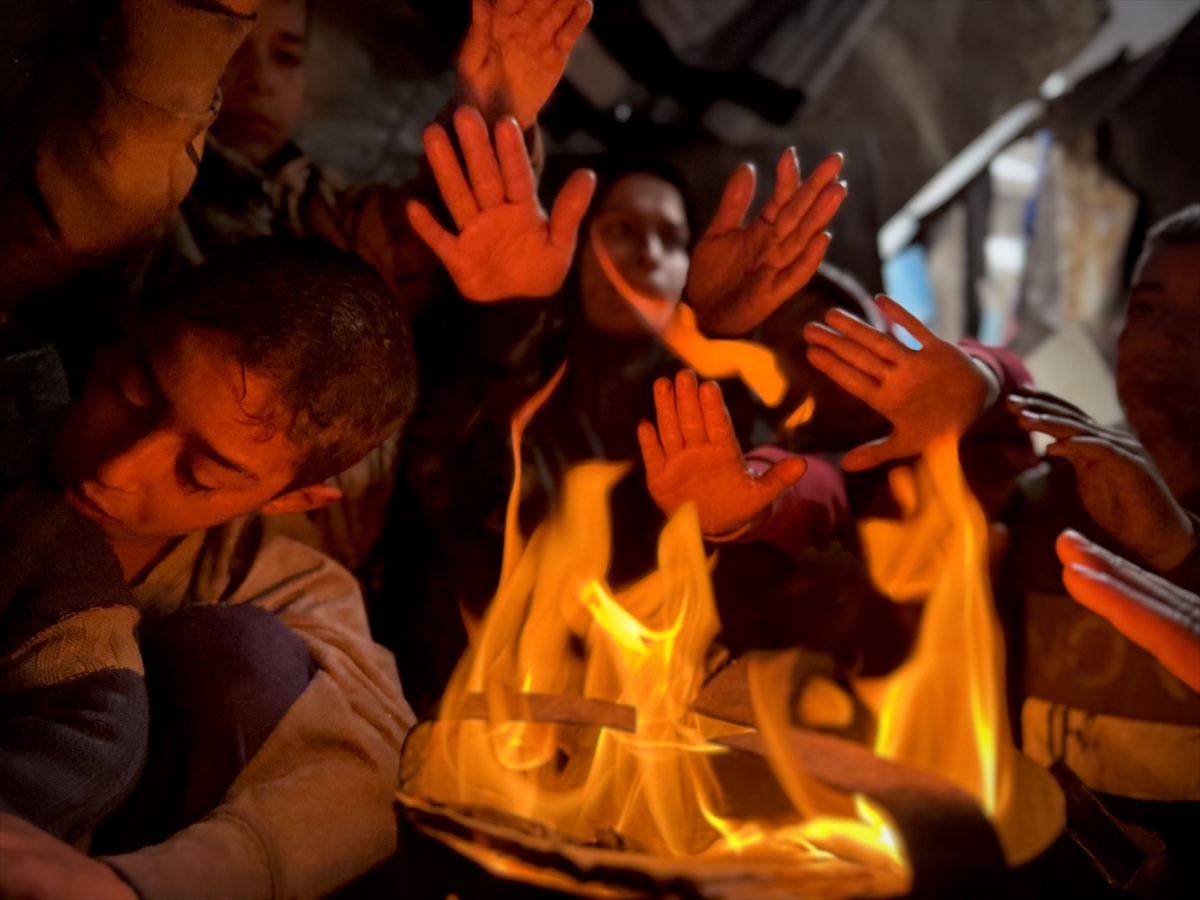 Gazze'de etkili olan yağmur ve soğuk hava Filistinlileri olumsuz etkiledi