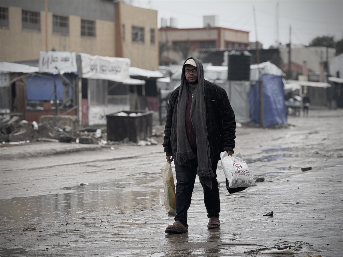 Gazze'de etkili olan yağmur ve soğuk hava Filistinlileri olumsuz etkiledi