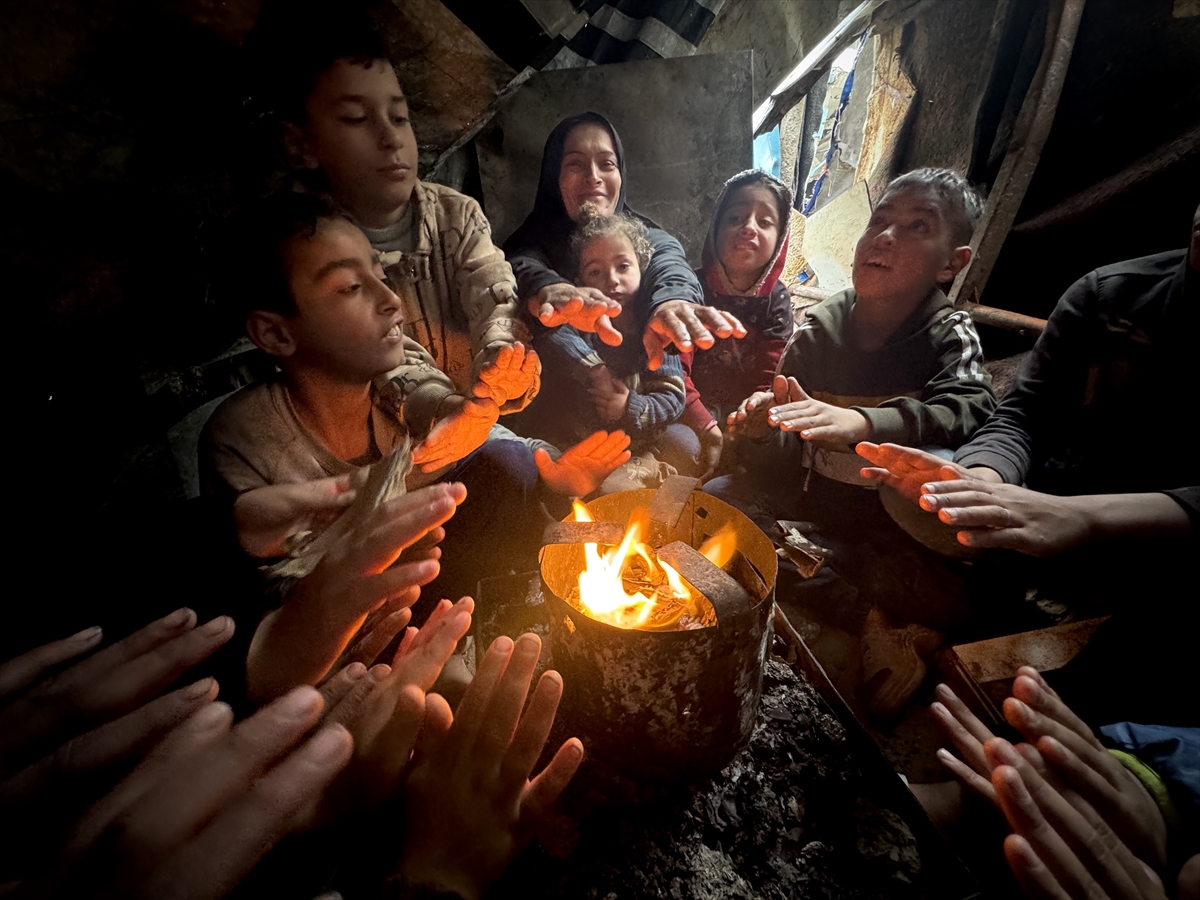 Gazze'de etkili olan yağmur ve soğuk hava Filistinlileri olumsuz etkiledi